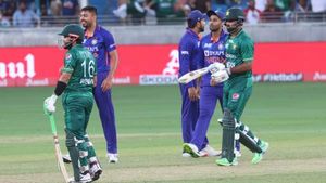 Asia Cup 2022: ഞാന്‍ ഔട്ടാണ്! ക്രീസ് വിട്ട് ഫഖര്‍ സമാന്‍, കണ്ണുതള്ളി ഇന്ത്യയും ആരാധകരും
