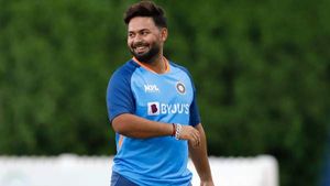 Asia Cup 2022: കളിപ്പിക്കില്ലെങ്കില്‍ എന്തിനു കൊണ്ടു പോയി? റിഷഭ് ഫാന്‍സ് കട്ടക്കലിപ്പില്‍