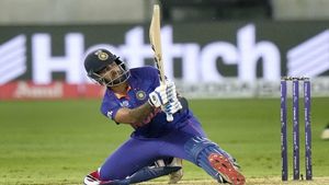 ASIA CUP: 6,6,6,0,6,2, സൂര്യയുടെ ലാസ്റ്റ് ഓവര്‍ വെടിക്കെട്ട്, വമ്പന്‍ റെക്കോഡ്, ഇനി ഹിറ്റ്മാനൊപ്പം