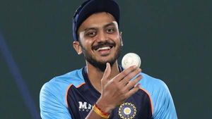 IND vs AUS T20: ജഡേജയുടെ സീറ്റ് തെറിപ്പിക്കുമോ?, അക്ഷര്‍ കിടിലന്‍, കരുത്ത് ചൂണ്ടിക്കാട്ടി നെഹ്‌റ