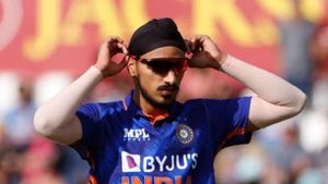 IND vs PAK: ക്യാച്ച് കൈവിട്ട് അര്‍ഷദീപ്, നിയന്ത്രണം വിട്ട് രോഹിത്, ആരാധകരും കലിപ്പില്‍, ട്രോള്‍
