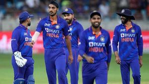 Asia Cup: അവനെക്കൊണ്ട് പറ്റില്ലെങ്കില്‍ ഒഴിവാക്കൂ! ഇന്ത്യന്‍ ടീമില്‍ മാറ്റം നിര്‍ദേശിച്ച് മുന്‍ പാക് താരം