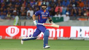 Asia Cup 2022: കിങ് ഈസ് ബാക്ക്! രോഹിത് താഴേക്കു വീണു, ഒപ്പം ദ്രാവിഡും- ഇരട്ടനേട്ടം