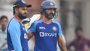 ASIA CUP: 'മൂക്കാതെ പഴുത്തു', റിഷഭിന് ഇപ്പോഴും അത് മനസിലായിട്ടില്ല, പുറത്താക്കണം-സഞ്ജയ്
