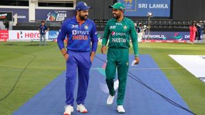 IND vs PAK: ബാബറിനു ടീമിനോടുള്ള സന്ദേശം കേട്ടോ? ശാസ്ത്രി പോലും ചിരിച്ചു! പിന്നാലെ ട്രോളും