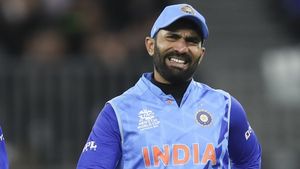 സ്റ്റമ്പിളകിയത് ബൗളറുടെ കൈ കൊണ്ട്, എന്നിട്ടും ഡികെ പുറത്തായി; കാരണം ഇതാണ്‌