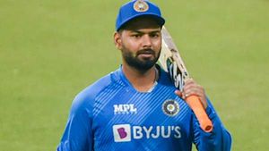 IND vs NZ: പന്തിന്റെ പെരുമാറ്റം എംഎല്‍എയെപ്പോലെ! 32 വയസ്സ് വരെ ടീമിലുണ്ടാവുമെന്ന് ആരു പറഞ്ഞു ?