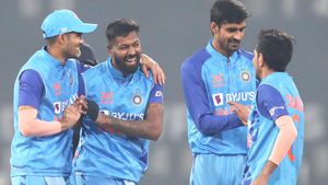 IND vs NZ: കിവികളെ എറിഞ്ഞിട്ടു, കഷ്ടിച്ച് രക്ഷപ്പെട്ട് ഇന്ത്യ- ഇനി 'ഫൈനല്‍'