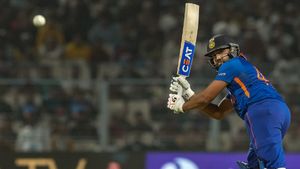 IND vs SL: സിക്‌സറില്‍ വമ്പന്‍ റെക്കോഡുമായി ഹിറ്റ്മാന്‍, ധോണിക്കൊപ്പം- അറിയാം