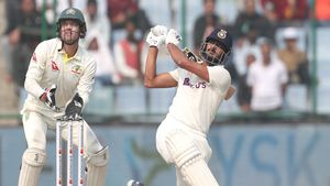 IND vs AUS: എങ്ങനെ ബാറ്റിങ് മെച്ചപ്പെടുത്തി? സഹായിച്ചത് മുന്‍ ഓസീസ് താരം- അക്ഷര്‍ പറയുന്നു