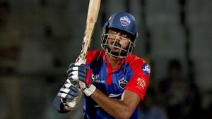 IPL 2023: അക്ഷറിനെ എന്തുകൊണ്ട് വൈകിപ്പിച്ചു? പോണ്ടിങ്ങിനെ പുറത്താക്കണം! വിമര്‍ശനം ശക്തം