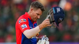 IPL 2023: വാര്‍ണറിന്റെ 'വെടിതീര്‍ന്നു', നായകനായി ദുരന്തം! ഡല്‍ഹിയെ അക്ഷര്‍ നയിക്കട്ടെ