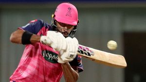 IPL 2023: ബാറ്റും ചെയ്യില്ല, ഫീല്‍ഡിങ്ങും മോശം! ദേവ്ദത്ത് എന്തിന് ടീമില്‍? വിമര്‍ശനം