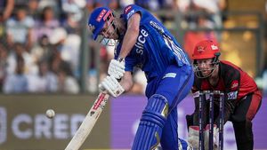 IPL 2023: സെഞ്ച്വറിത്തിളക്കത്തില്‍ ഗ്രീന്‍, ഹൈദരാബാദ് ചാമ്പല്‍! പ്ലേ ഓഫ് പ്രതീക്ഷ കാത്ത് മുംബൈ