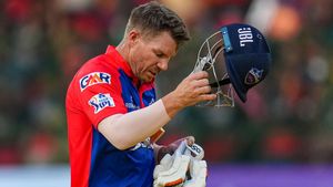 IPL 2023: ഡല്‍ഹി ടീം പിരിച്ചുവിടു...സ്‌കൂള്‍ കുട്ടികള്‍ ഇതിലും ഭേദം! ആരാധകര്‍ കട്ട കലിപ്പില്‍