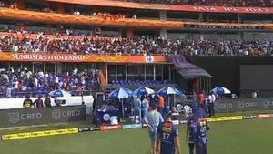 IPL 2023: ഗംഭീറിനോട് കലിപ്പ്, ലഖ്‌നൗ ഡഗൗട്ടിലേക്ക് കുപ്പിയേറ്! കോലിയോട് മുട്ടാന്‍ നില്‍ക്കരുത്