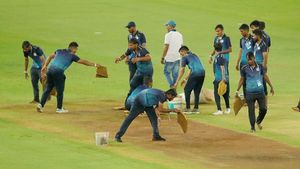 IPL 2023: നാണമില്ലേ ബിസിസിഐ? മഴയില്‍ പിച്ച് കാക്കാന്‍ അറിയില്ല! ഇംഗ്ലണ്ടിനെ കണ്ടുപഠിക്ക്