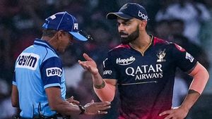 IPL 2023: ഇത്രയും അഹങ്കാരം പാടില്ല, മാന്യതയില്ലേ? കോലിയെ വിലക്കണം! രൂക്ഷ വിമര്‍ശനം
