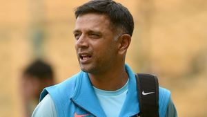ദ്രാവിഡിന് വീണ്ടും വിശ്രമം! വര്‍ഷം എത്ര തവണ വേണം? ലക്ഷ്മണിനെ സ്ഥിരം കോച്ചാക്കൂ, വിമര്‍ശനം