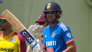 IND vs WI: 3, 7; വീണ്ടും ഫ്‌ളോപ്പ്, അഹമ്മദാബാദിന് പുറത്ത് ഇനി ഗില്‍ കളിക്കരുത്!