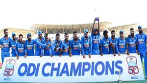 IND vs WI: ട്രോഫി നീട്ടി ഹാര്‍ദിക്, എനിക്ക് വേണ്ടെന്ന് സഞ്ജു! കാരണം കേട്ട് കൈയടിച്ച് ഫാന്‍സ്