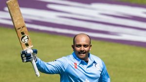 ഗില്‍ വിറച്ചു തുടങ്ങി! 153 ബോളില്‍ 244, ഇംഗ്ലണ്ടില്‍ പൃഥ്വി 'ഷോ'; ടീമിലെടുക്കൂയെന്ന് ഫാന്‍സ്