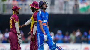 IND vs WI: പന്ത് സ്റ്റംപിന് പുറത്ത്, എന്നിട്ടും ശുബ്മാന്‍ റിവ്യൂ എടുത്തില്ല! വിമര്‍ശിച്ച് ആരാധകര്‍