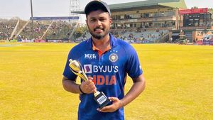 IND vs AUS: സഞ്ജുവിനെ ടീമിലെടുത്താല്‍ മാത്രം പോരാ, ക്യാപ്റ്റനാക്കണം! കാരണം പറഞ്ഞ് തരൂര്‍