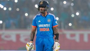 IND vs AUS: 19 ബോളില്‍ 37, പിന്നെ സൂര്യക്കു എന്തു പറ്റി? ഫിഫ്റ്റിക്കായി സ്ലോ ബാറ്റിങ്! അറിയാം