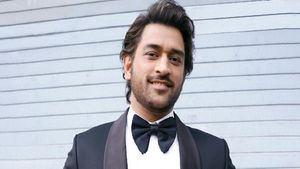 ഞങ്ങളുടെ ധോണി ഇങ്ങനെയല്ല! സിഗരറ്റ് വലിക്കുന്ന വീഡിയോ വൈറല്‍- രൂക്ഷ വിമര്‍ശനം