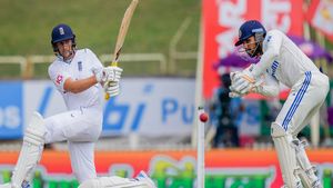 IND vs ENG: സെഞ്ച്വറിയോടെ റൂട്ടുറച്ചു, ഇംഗ്ലണ്ട് ഭേദപ്പെട്ട നിലയില്‍- മിന്നിച്ച് ആകാശ്