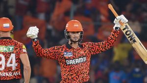 IPL 2024: ഹൈദരാബാദിന്റെ വെടിക്കെട്ട് താരം; അഭിഷേകിന്റെ മികവിന് പിന്നില്‍ യുവരാജും ലാറയും