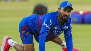 T20 World Cup: ഡികെയ്ക്ക് ഇനിയും അവസരം കൊടുക്കണ്ട! യോഗ്യരായ യുവാക്കള്‍ പുറത്തുണ്ട്; തുറന്നടിച്ച് മുന്‍ താരം