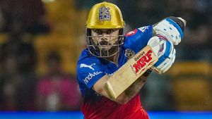 IPL 2024: കോലിയെ കല്ലെറിയണ്ട, അത് ബുദ്ധി; കോലിയുടെ 'ഒച്ചിഴയും' ഫിഫ്റ്റിയെ പിന്തുണച്ച് ഓസീസ് താരം