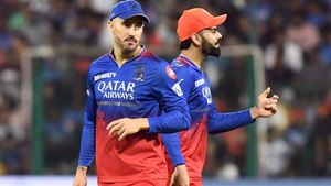 IPL 2024: ഇടിവെട്ടിയവനെ പാമ്പ് കടിച്ചു! സൂപ്പര്‍ താരത്തിന് പരുക്ക്; വെട്ടിലായി ബാംഗ്ലൂര്‍!