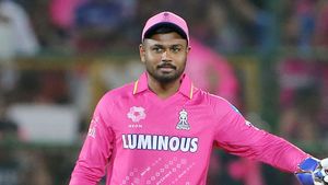 IPL 2024: ഒറ്റയ്ക്കിരുന്ന് വിരാട് കോലി; ആര്‍സിബി ഡ്രസ്സിംഗ് റൂമില്‍ ചെന്ന് ആശ്വസിപ്പിച്ച് സഞ്ജു