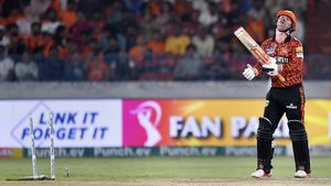 IPL 2024: ഇറ്റ്‌സ് കര്‍മ! ട്രാവിസ് ഹെഡ്ഡിന്റെ 'രക്ഷപ്പെടലിനെ' പരിഹസിച്ച് ഗാവസ്‌കര്‍