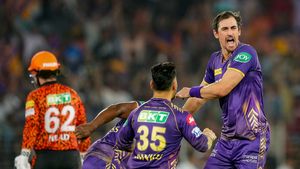 IPL 2024: കളിയാക്കിയവര്‍ കാണൂ, ഇത് 'മിന്നല്‍' സ്റ്റാര്‍ക്ക്; ഹൈദരാബാദിന്റെ നടുവൊടിച്ചു-കൈയടി