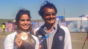 Olympics 2024: മനു ഭാക്കര്‍ ഇനിയും മെഡല്‍ വാരും, പക്ഷെ സര്‍ക്കാര്‍ പിന്തുണക്കണം! കോച്ച് പറയുന്നു