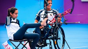 Paralympics 2024: കാലില്‍ ലക്ഷ്യം തൊടുത്ത് ശീതല്‍, പിറന്നത് ലോക റെക്കോര്‍ഡ്! ആരാണ് ഈ 17കാരി?