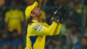 IPL2025: ധോണി കളി നിര്‍ത്തരുത്, സിഎസ്‌കെയ്ക്കായി കളിക്കണം; കാരണങ്ങളിതാ