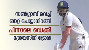 Duleep Trophy: 'ചീപ്പ് ഷോ', സണ്‍ഗ്ലാസ് വെച്ച് ബാറ്റ് ചെയ്ത് ശ്രേയസ്, ഡെക്കിന് പുറത്ത്- വിമര്‍ശനം