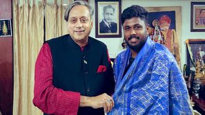 സഞ്ജു സാംസണ്‍ നാട്ടില്‍ തിരിച്ചെത്തി, ഉജ്ജ്വല സ്വീകരണം; പ്രത്യേക സമ്മാനവുമായി തരൂര്‍