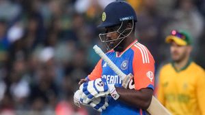IND vs SA: ക്ഷമിക്കണം! സിക്‌സര്‍ മുഖത്തുകൊണ്ട ആരാധികയെ കണ്ട് സഞ്ജു; കൈയടിച്ച് ആരാധകര്‍