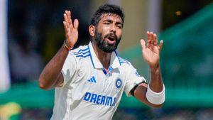 IND vs AUS: 7ല്‍ 4ഉം വഴങ്ങി, 19 കാരന്‍ മുതല്‍ സ്റ്റാര്‍ക്ക് വരെ സിക്‌സര്‍!! ബുംറ ഇത്ര മോശമോ?