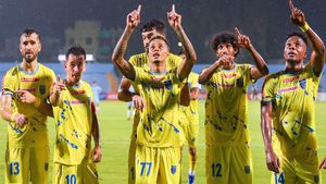 ISL: പരീക്ഷണം നിര്‍ത്തൂ, ആരാധകരെ ചതിക്കുന്ന ബ്ലാസ്റ്റേഴ്‌സ്! മഞ്ഞപ്പടയെ തകര്‍ക്കുന്നതാര്?