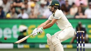 IND vs AUS: നാണംകെട്ട് ബുംറ, തല്ലിക്കൂട്ടി 19കാരന്‍! കോന്‍സ്റ്റാസ് കിടു; ചരിത്ര നേട്ടം