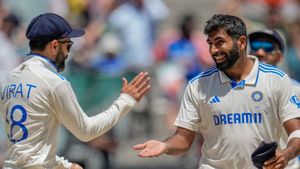 IND vs AUS: ബുംറക്ക് പരിക്ക്, സ്‌കാനിങ്ങിനായി കളം വിട്ടു; ഇന്ത്യയെ നയിച്ച് വിരാട് കോലി