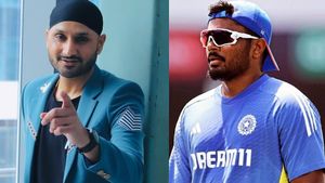 Champions Trophy 2025: 56 ശരാശരി, ബാക്കപ്പായി പോലും സഞ്ജു വേണ്ടേ? ഇതെന്ത് ടീം, ഭാജി കലിപ്പില്‍