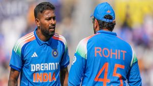 ഇന്ത്യ vs പാകിസ്താന്‍: ബൗണ്ടറി, പിന്നാലെ ബാബറിന്റെ വിക്കറ്റ്; ഹാര്‍ദിക് കിടു! ആഘോഷം വൈറല്‍